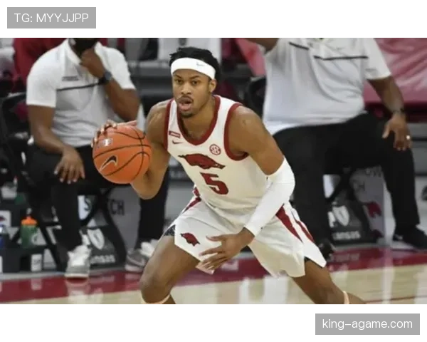 埃迪·琼斯无球跑动制造空位，三分效率领跑同位置侧翼