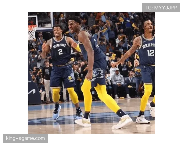 班恩无球跑动拉开空间，改变灰熊进攻结构