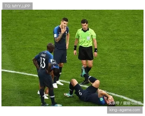 足球规则中拖延时间的判罚依据及裁判处理规范解析